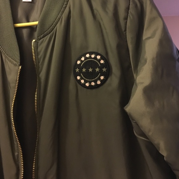 A bomber jacket - Picture 2 of 3