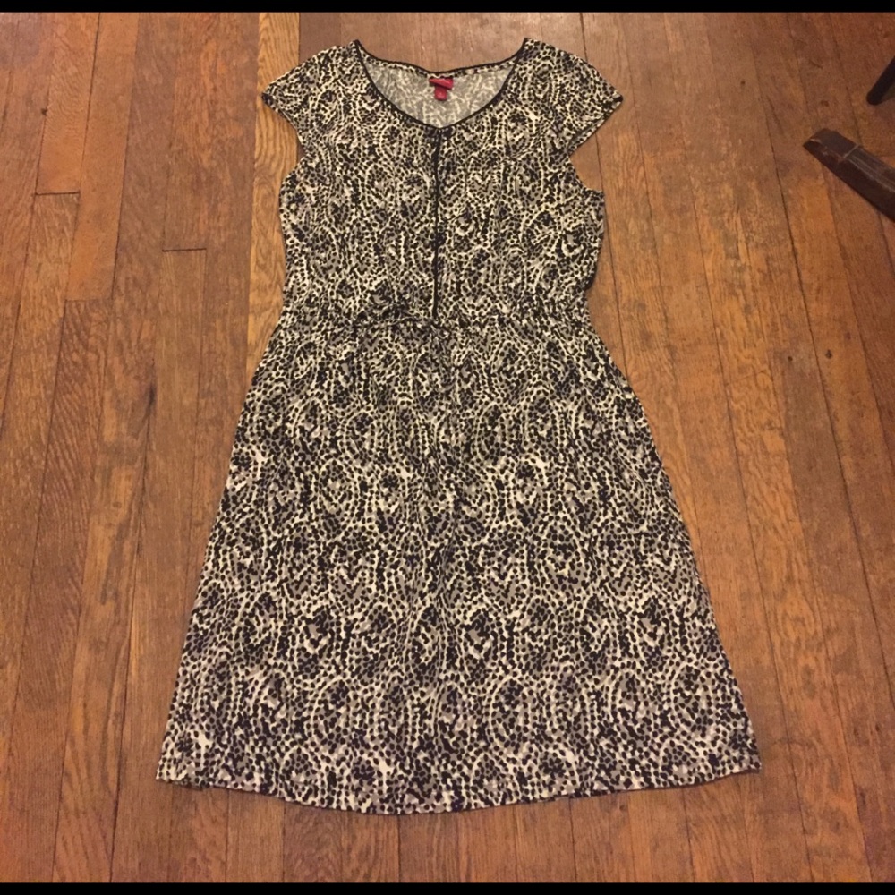 Black, gray and white patterned cap sleep dress