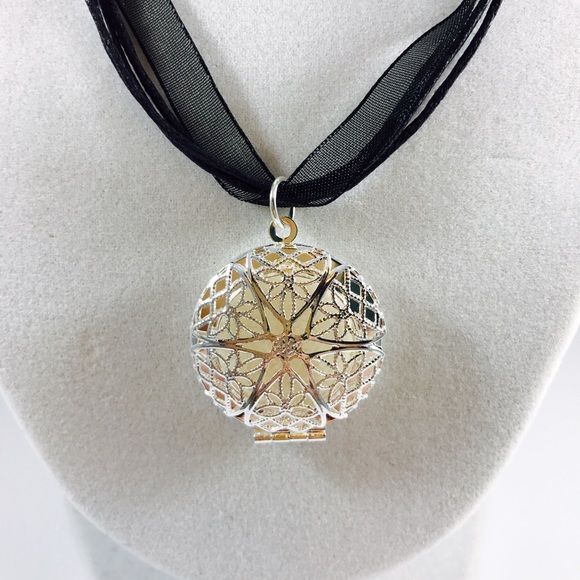 🆕🌺Essential oil necklace with black ribbon/cord - Picture 2 of 5