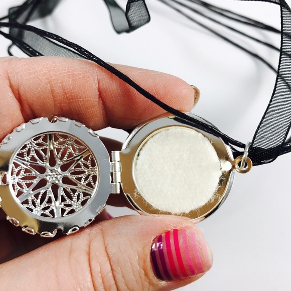 🆕🌺Essential oil necklace with black ribbon/cord - Picture 3 of 5