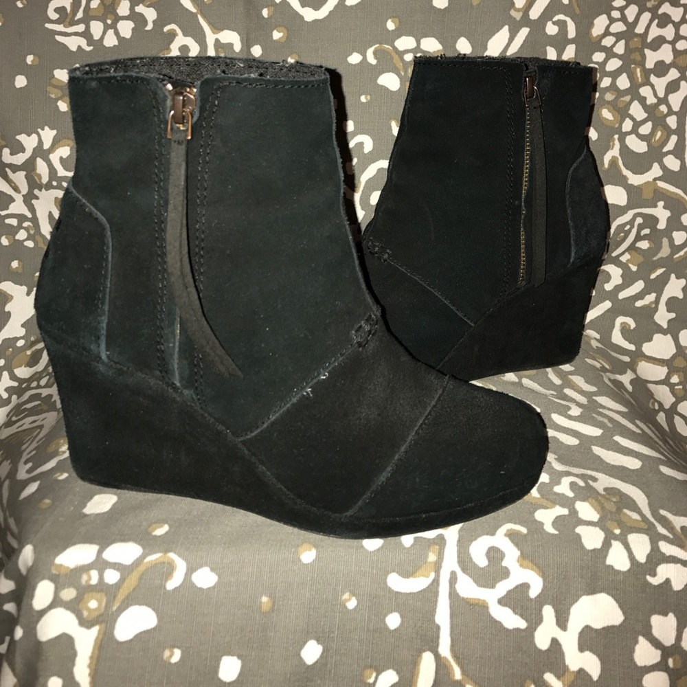 Sz 7.5 TOMS zip-up wedges (black)