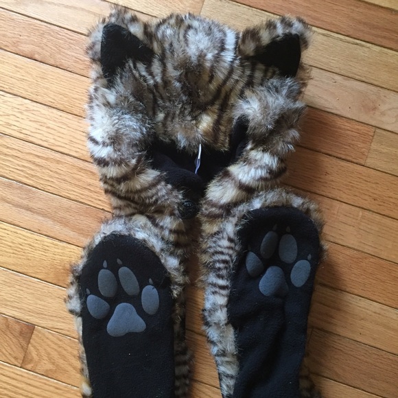 Faux fur hat with long tails for warm hands. - Picture 2 of 8