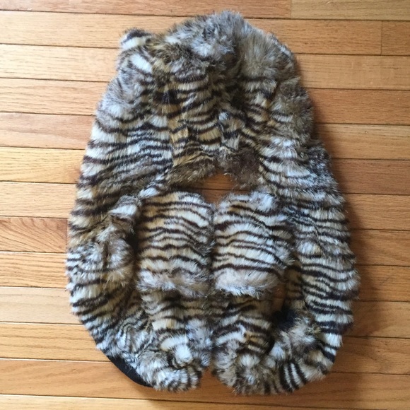 Faux fur hat with long tails for warm hands. - Picture 4 of 8