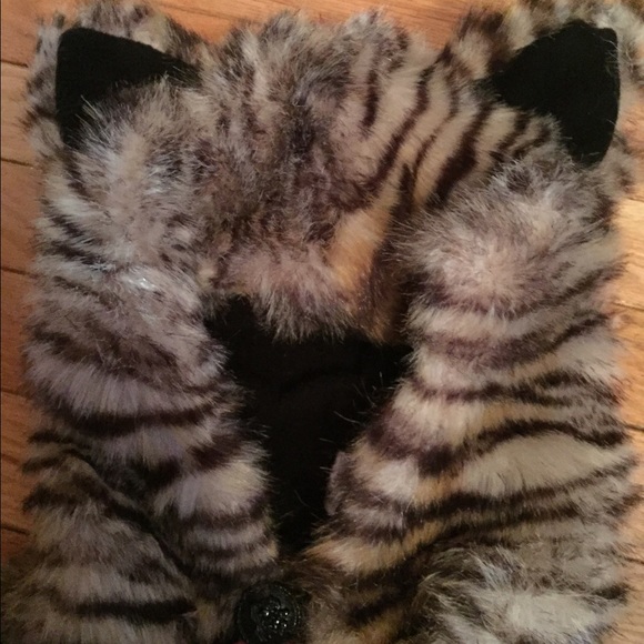 Faux fur hat with long tails for warm hands. - Picture 5 of 8