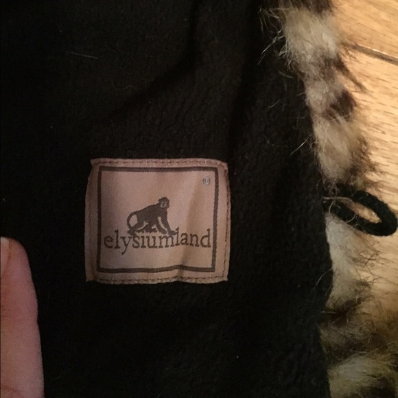 Faux fur hat with long tails for warm hands. - Picture 6 of 8