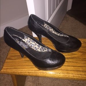 Black pumps
