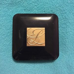 Ester Lauder signature blush in Plum Nuance
