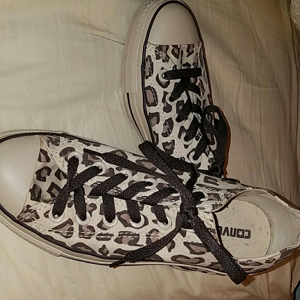 Converse leopard print low tops