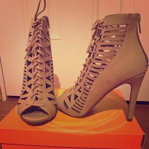 Super cute nude tip toe stilettos with box