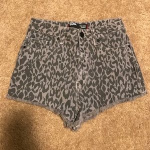 Gray Cheetah Print a High Rise Shorts