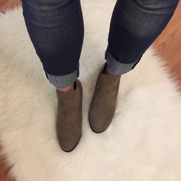 •LAST PAIR• Camel Heeled Slip On Booties - Picture 3 of 8