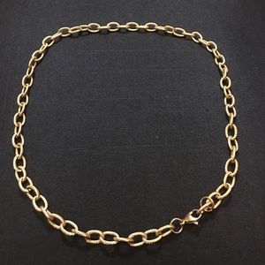 Gold plated wire designed chain.