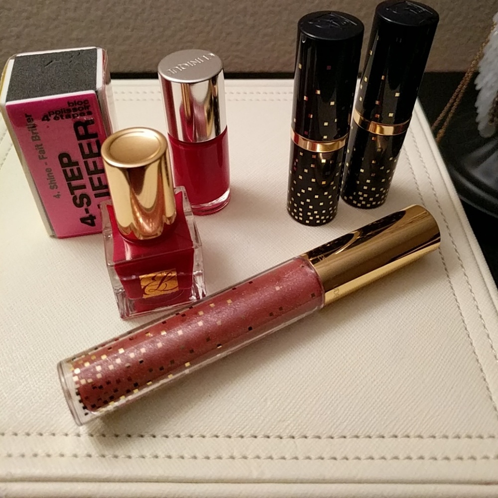 Nail and lip makeup sampler