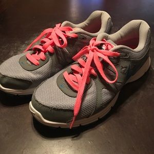 Nike Revolution 2 (Sz 8.5)