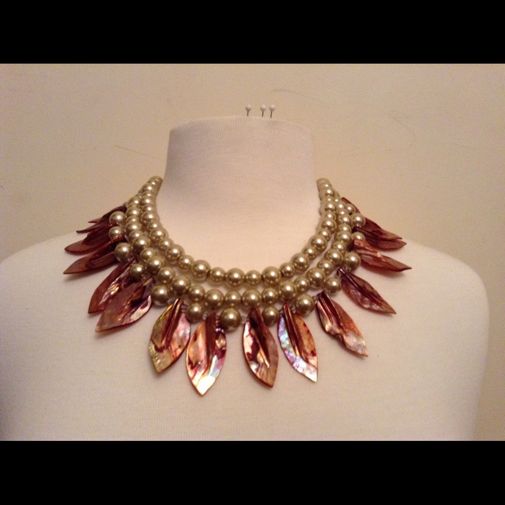 Pearls and faux-shell leaves Necklace