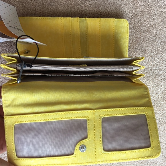 🔥Sale🔥Pale yellow Kipling checkbook wallet - Picture 3 of 5