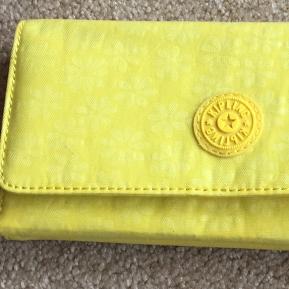 🔥Sale🔥Pale yellow Kipling checkbook wallet - Picture 5 of 5