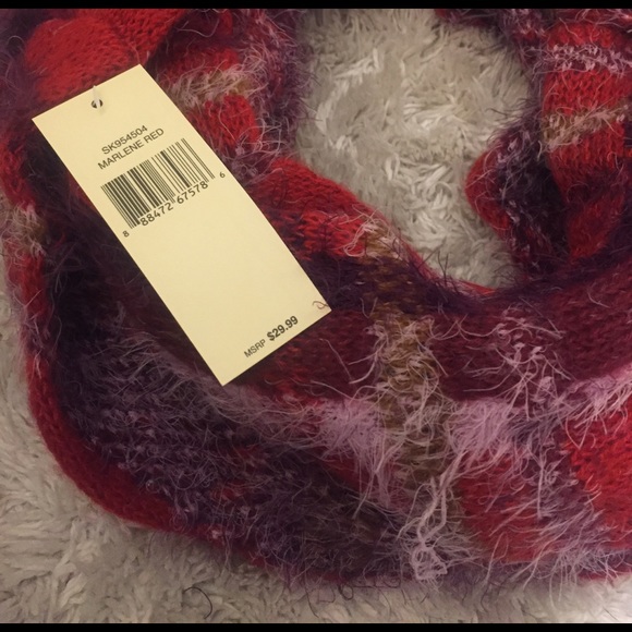 Infinity Loop Marlene Red Scarf - Picture 4 of 4