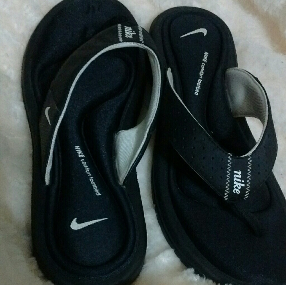 Black & white Nike flip flops