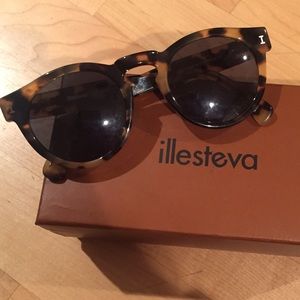 😎LIKE NEW - Illesteva Leonard sunglasses! 👌