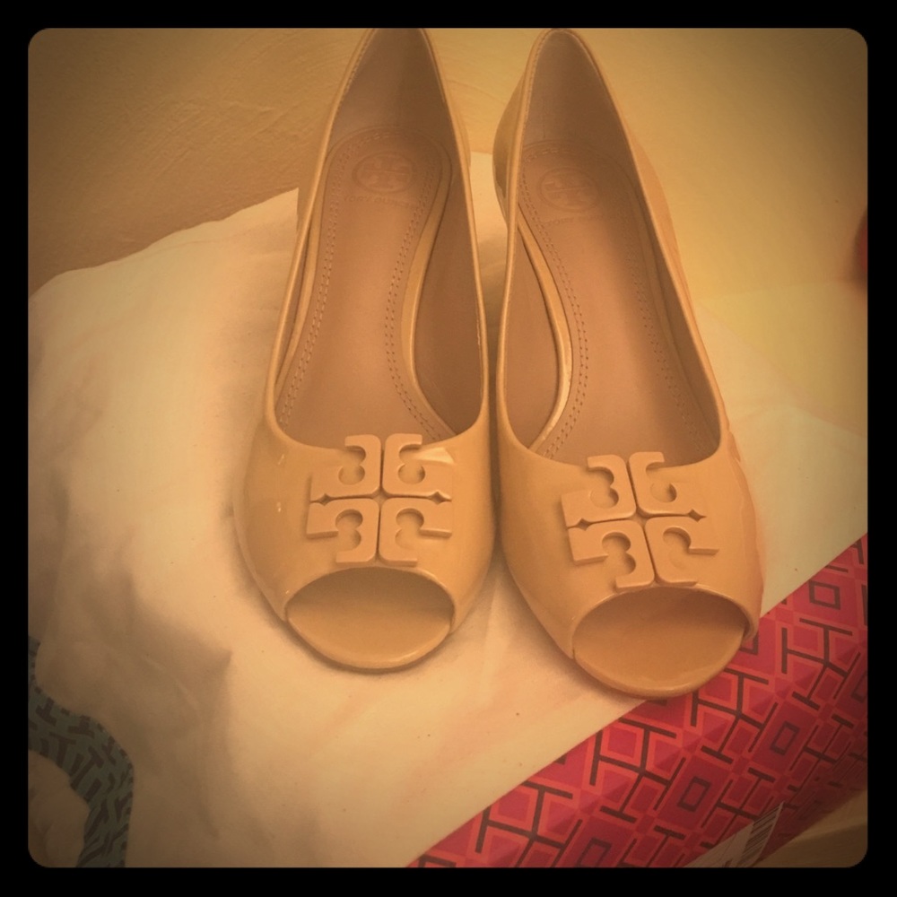 Tory Butch wedges with shoe bag and box