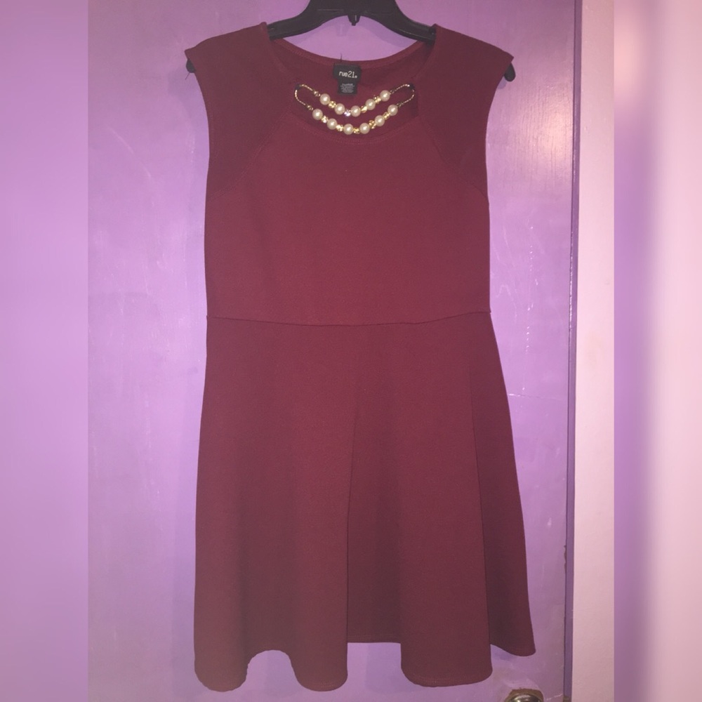 Marrón dress with a pearl necklace attached
