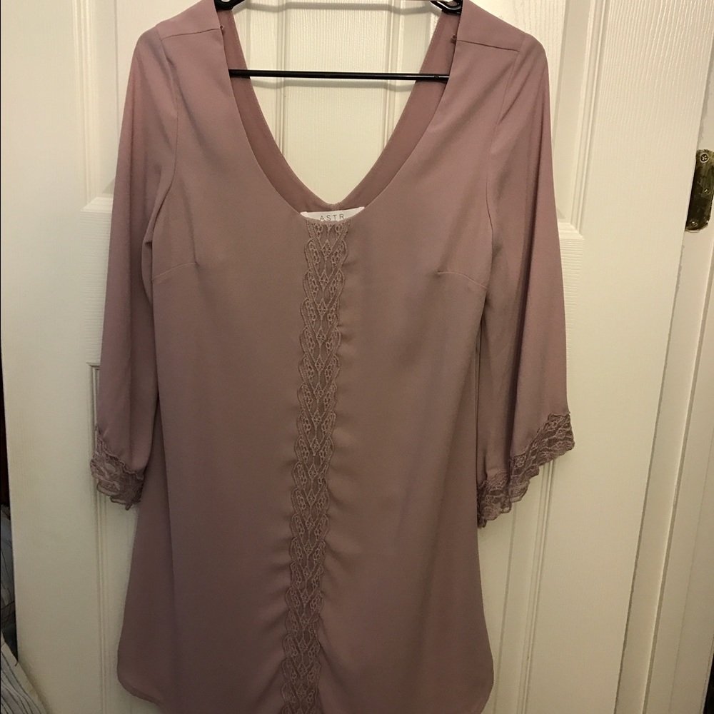 ASTR LACE SHIFT DRESS - Picture 2 of 2