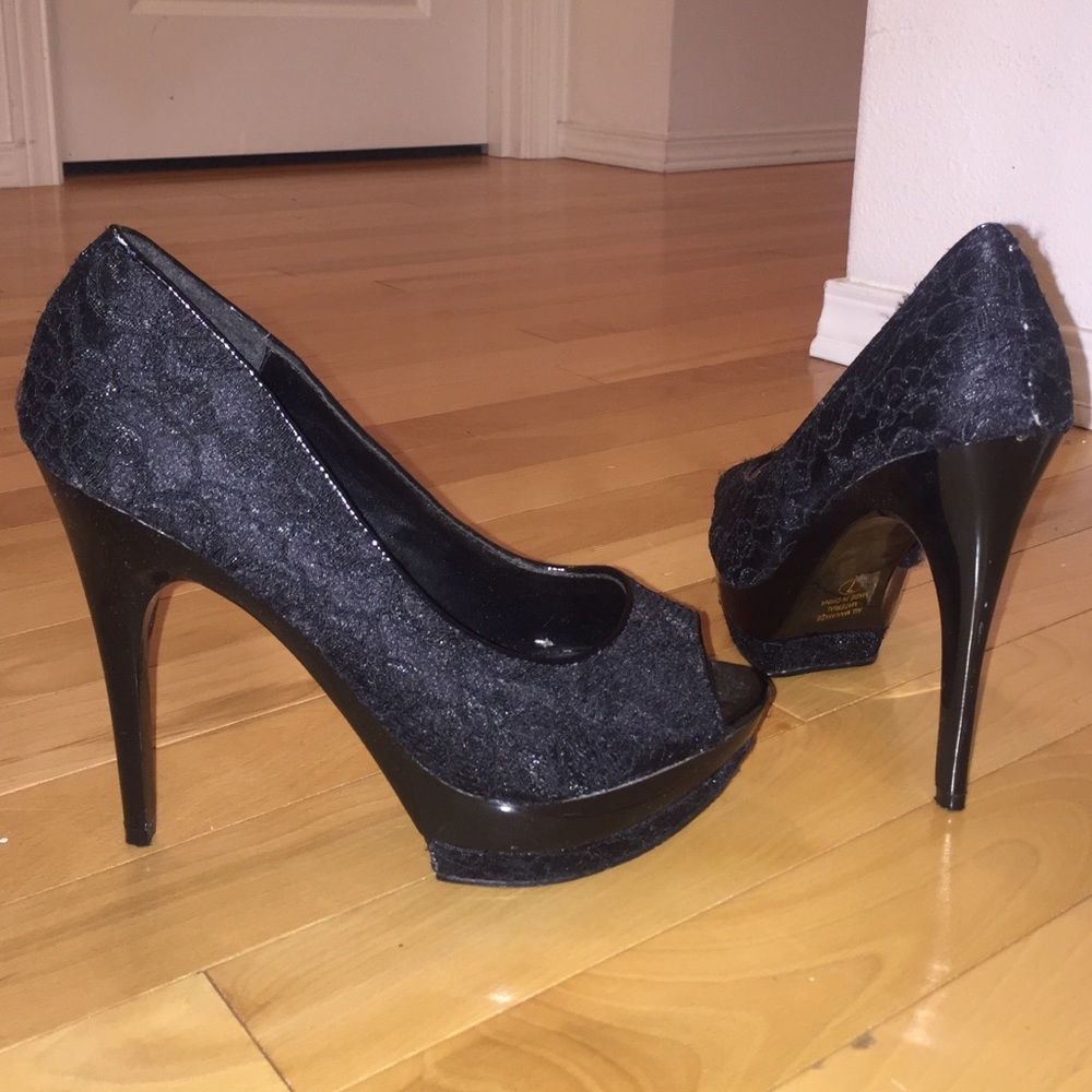 Black lace pumps / heels