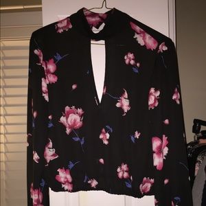 Cute floral crop top, with openings!