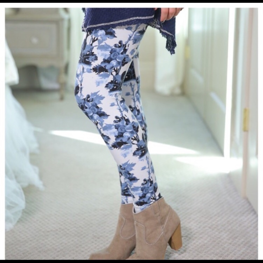 Last pair!! Infinityraine  blue floral legging os