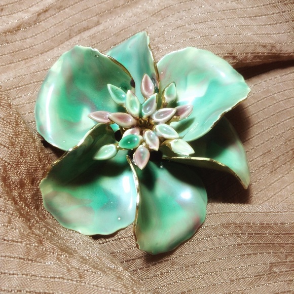 Vintage Jewelry - ⚡️Flash Sale⚡️📽 True Vintage Brooch Pin