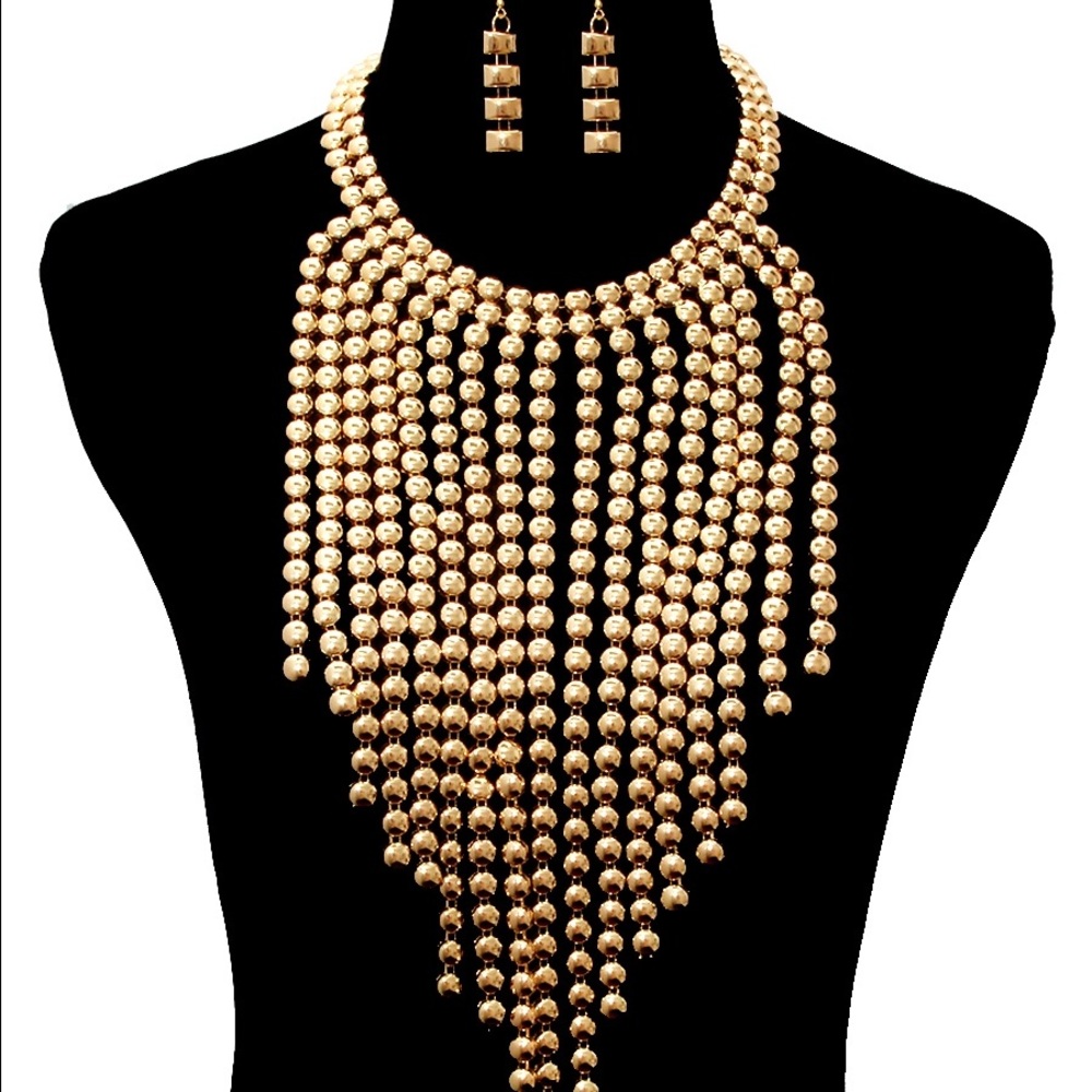 Trendy Fashion Necklace in Gold w/earrings