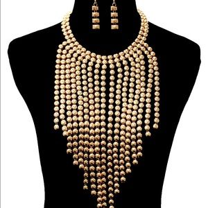 Trendy Fashion Necklace in Gold w/earrings