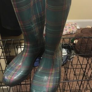 Hunter green kamik plaid rain boots