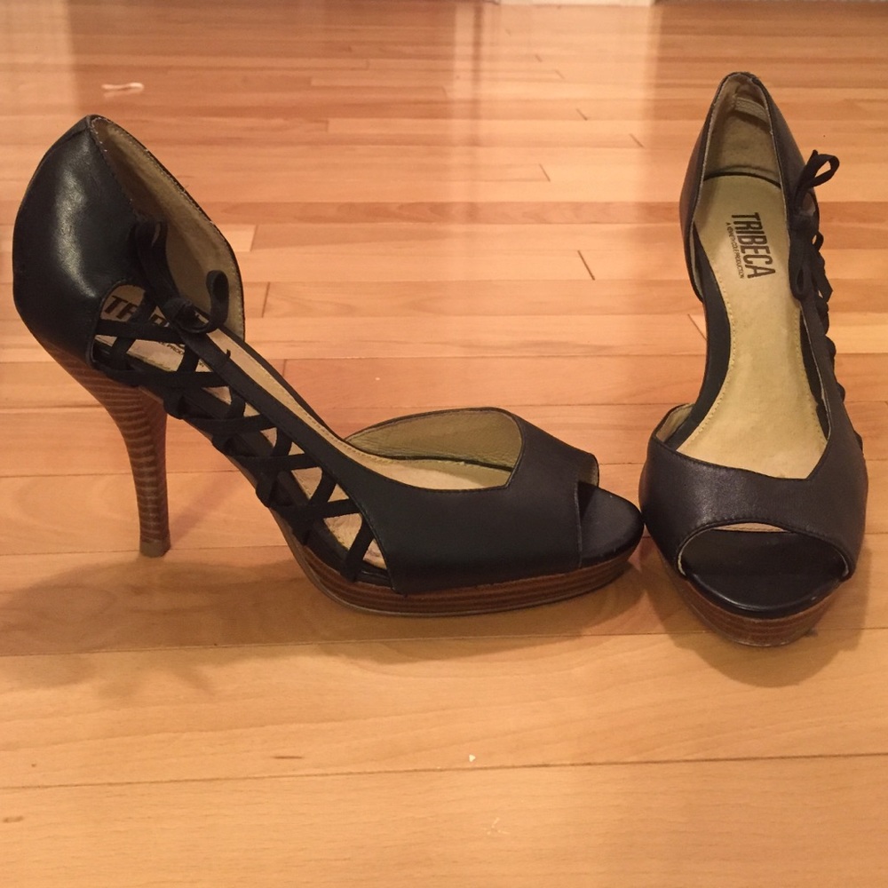 KENNETH COLE black pumps size 7 peep toe