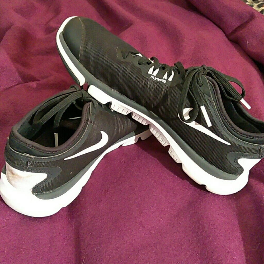 **PRICE REDUCED** Black and white Nike flywire