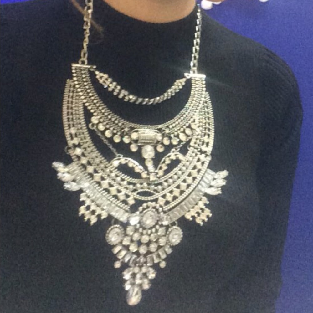 BEAUTIFUL NEW STATEMENT BIB NECKLACE