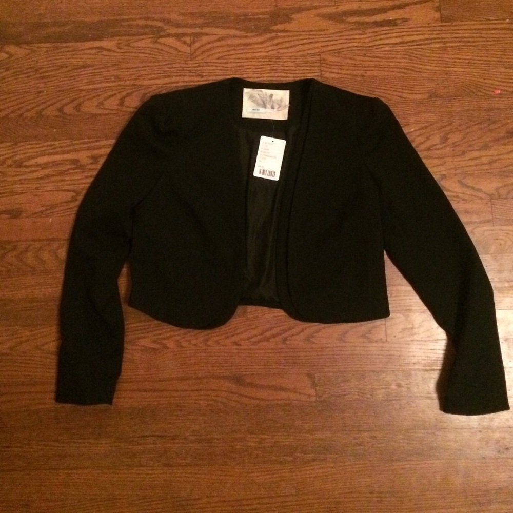 Cropped black blazer