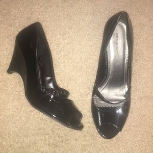 BLACK PATENT MARY JANE PEEP TOE WEDGES