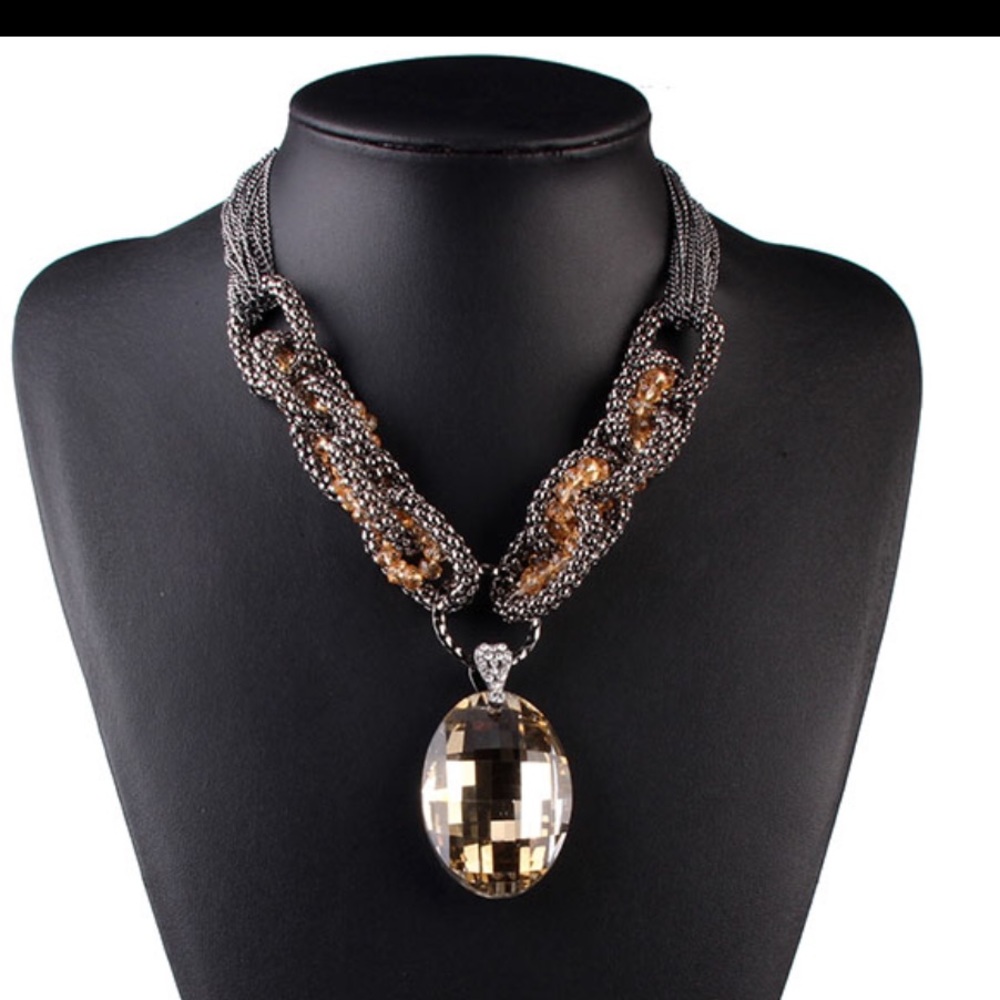 GORGEOUS STATEMENT NECKLACE QUALITY