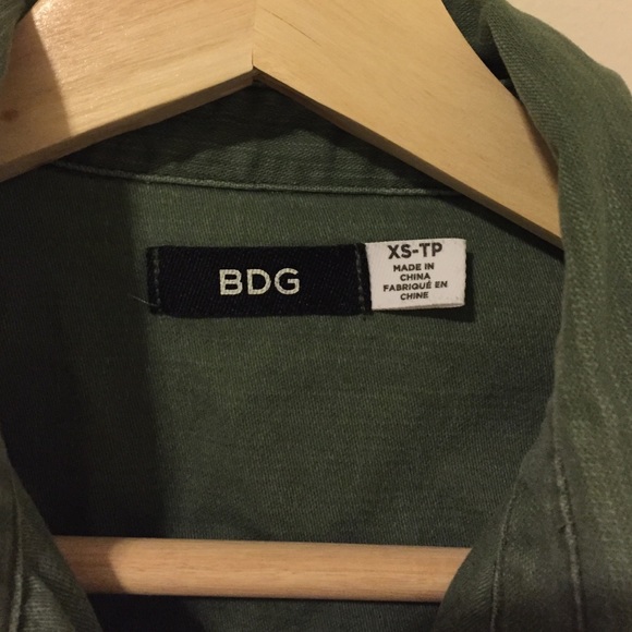 Green button down - Picture 4 of 4