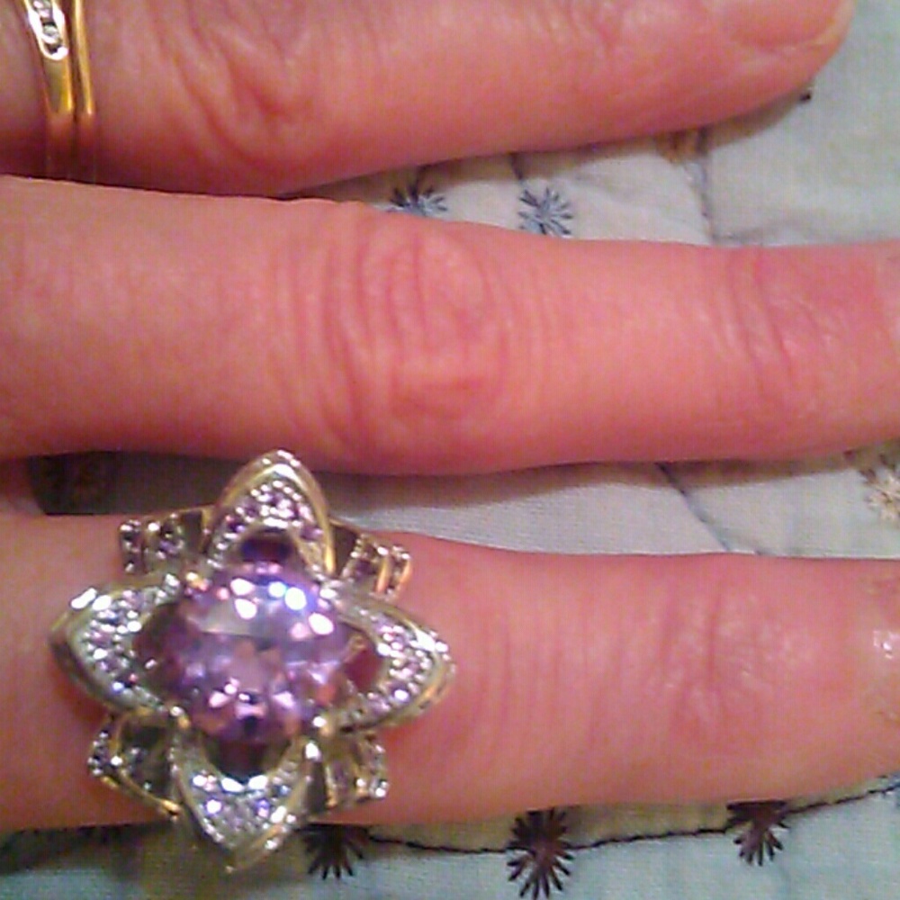 Gorgeous Costume Jewelry Ring ( Size 7). )