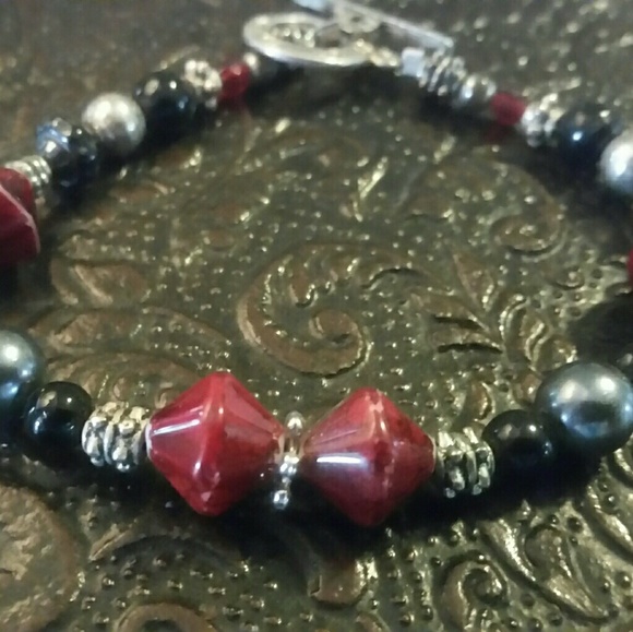 New Red & Black Beaded Bracelet - Picture 4 of 4