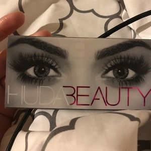 Huda lashes never worn