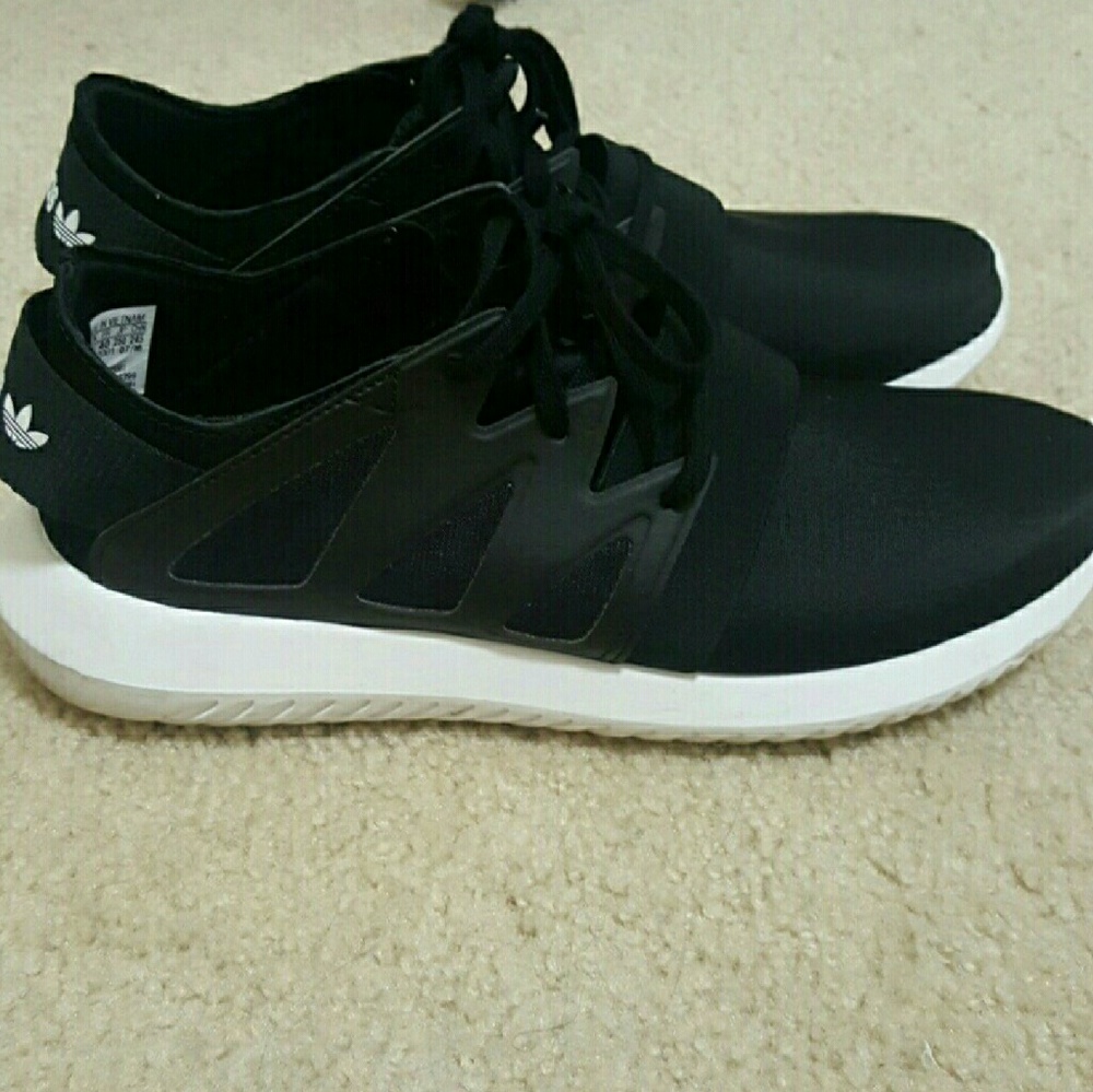 BLACK ADIDAS TUBULAR SNEAKERS