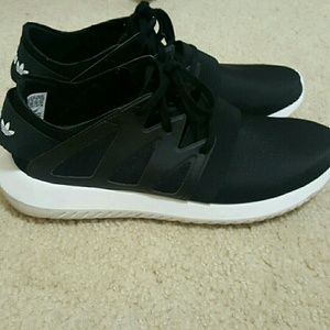 BLACK ADIDAS TUBULAR SNEAKERS