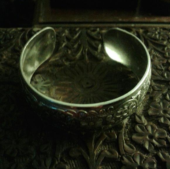 ♡SALE♡ New Gypsy Totem Tibetan Silver 1"W Cuff - Picture 2 of 3