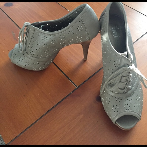 Fioni Lace Up Heels - Picture 2 of 6