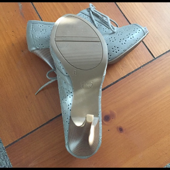 Fioni Lace Up Heels - Picture 5 of 6