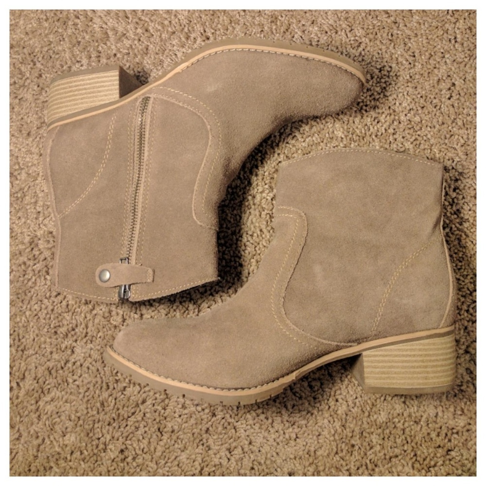 Euro Soft tan leather booties